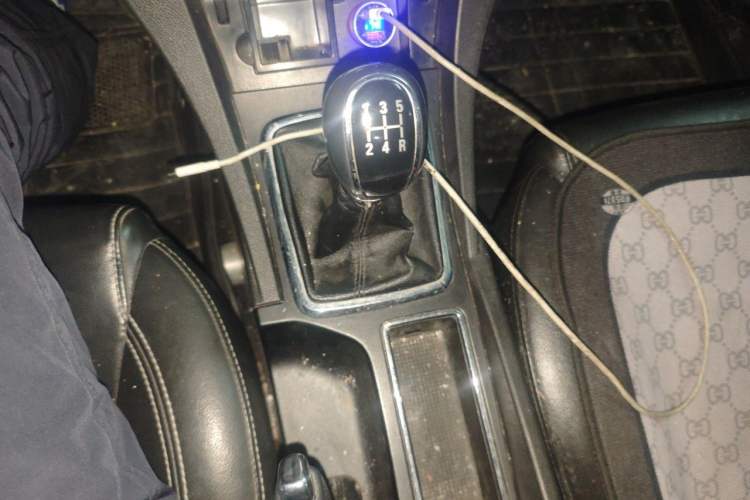 Used Geely Auto Emgrand 2015 Sedan 1.5L Manual - Top Trim Level Gear Lever