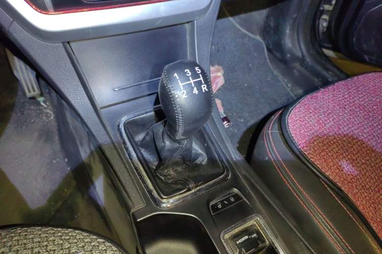 Used Geely Auto Emgrand 2015 Sedan 1.5L Manual - Top Trim Level Gear Lever
