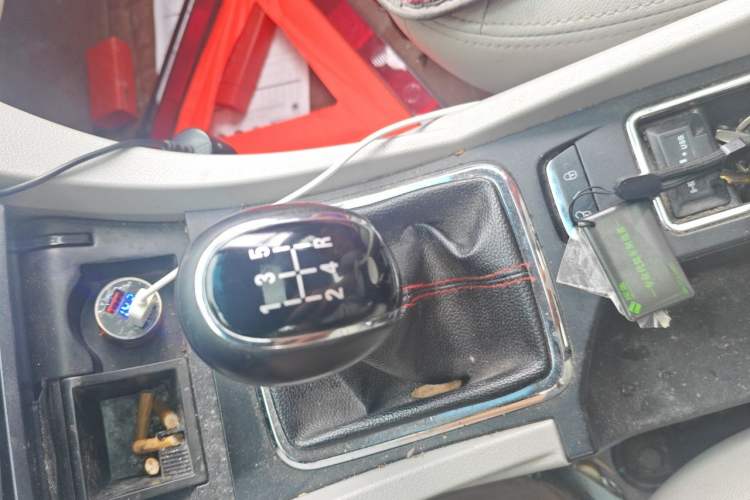 Used Geely Auto Emgrand 2015 Sedan 1.5L Manual - Top Trim Level Gear Lever