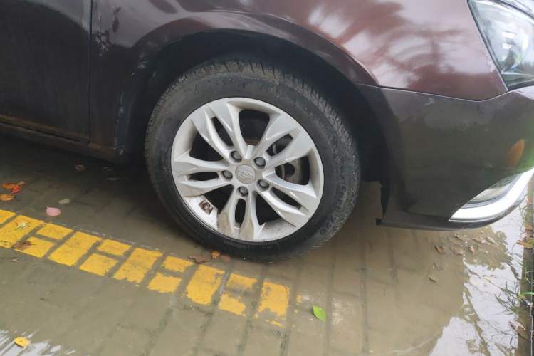 Used Geely Auto Emgrand 2015 Sedan 1.3T Manual Upward Edition Right Front Wheel Hub