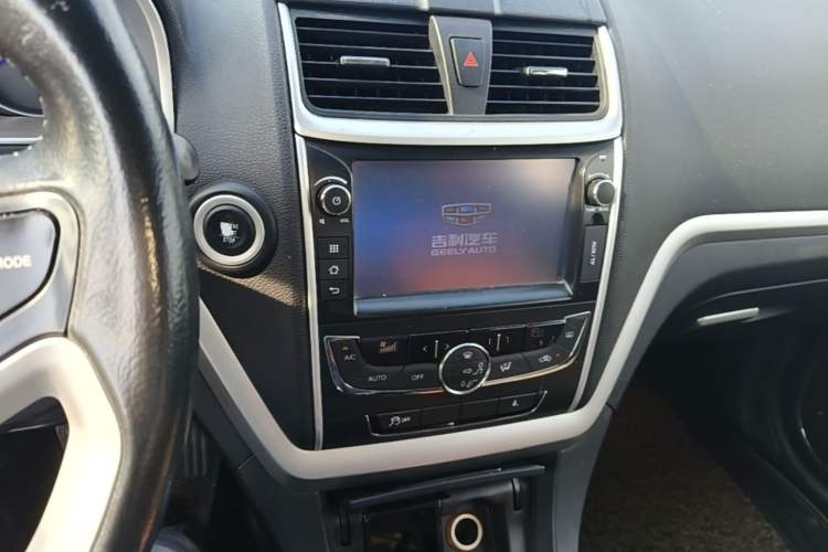 Used Geely Auto Emgrand 2015 Hatchback RS 1.3T Manual Top-Trim Version Audio And AC Panel