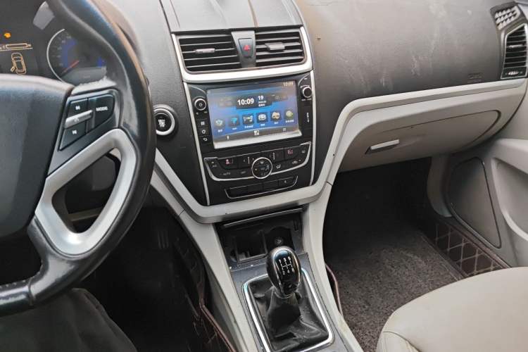 Used Geely Auto Emgrand 2015 Sedan 1.5L Manual - Top Trim Level Audio And AC Panel