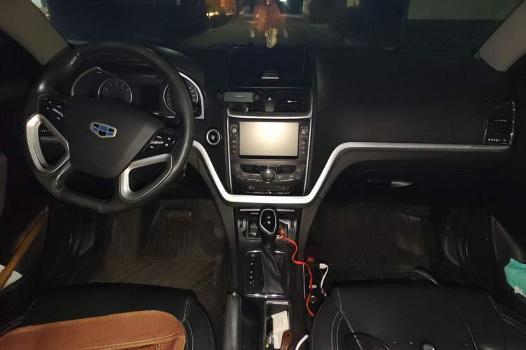 Used Geely Auto Emgrand 2015 Sedan 1.3T CVT Upward Edition Center Console