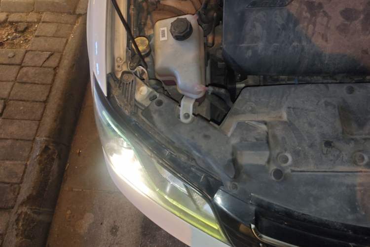 Used Geely Auto Emgrand 2015 Hatchback RS 1.3T CVT Top-Tier Version Engine Bay Right