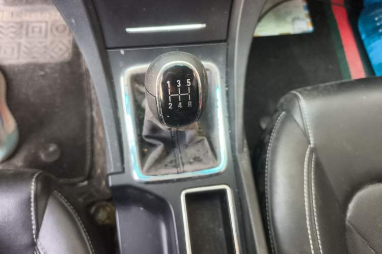 Used Geely Auto Emgrand 2015 Sedan 1.5L Manual - Top Trim Level Gear Lever