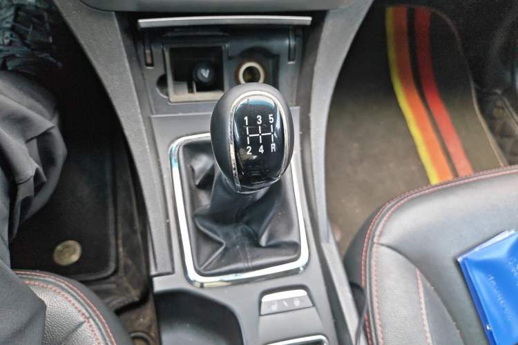 Used Geely Auto Emgrand 2015 Sedan 1.5L Manual - Top Trim Level Gear Lever