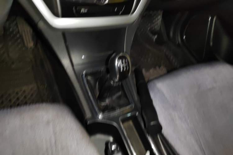 Used Geely Auto Emgrand 2015 Sedan 1.5L Manual - Top Trim Level Gear Lever