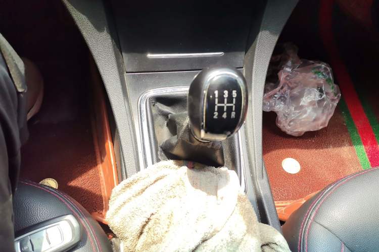 Used Geely Auto Emgrand 2015 Sedan 1.5L Manual - Top Trim Level Gear Lever