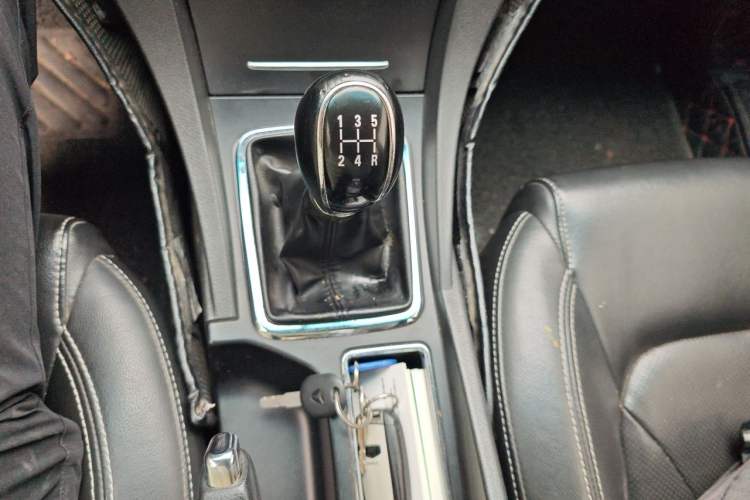 Used Geely Auto Emgrand 2015 Sedan 1.5L Manual - Top Trim Level Gear Lever