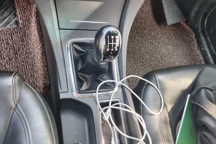 Used Geely Auto Emgrand 2015 Hatchback RS 1.5L Manual - Top Trim Level Gear Lever