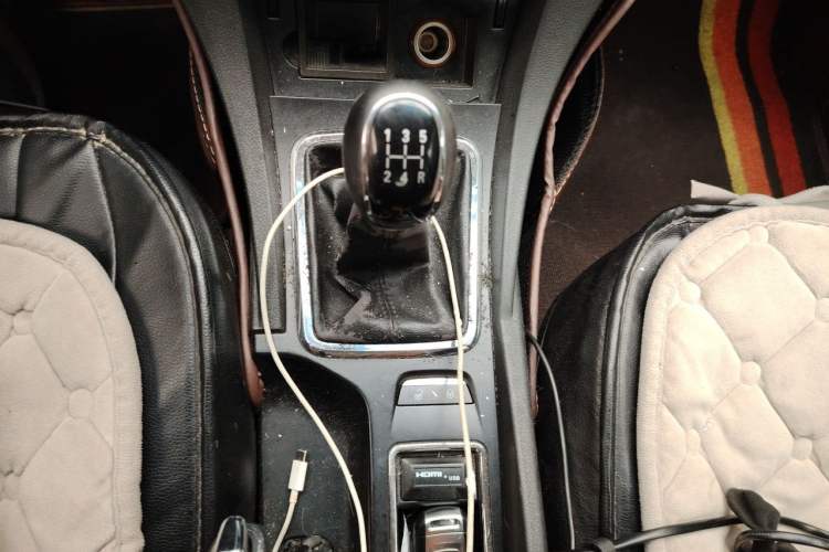 Used Geely Auto Emgrand 2015 Sedan 1.5L Manual - Top Trim Level Gear Lever
