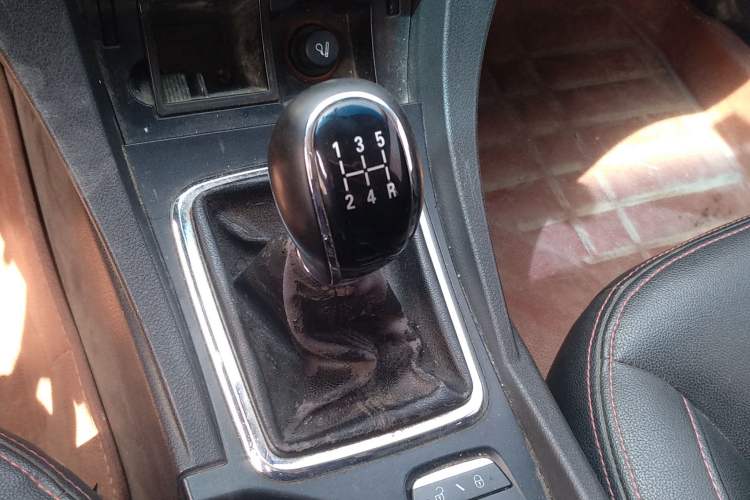 Used Geely Auto Emgrand 2015 Sedan 1.5L Manual - Top Trim Level Gear Lever