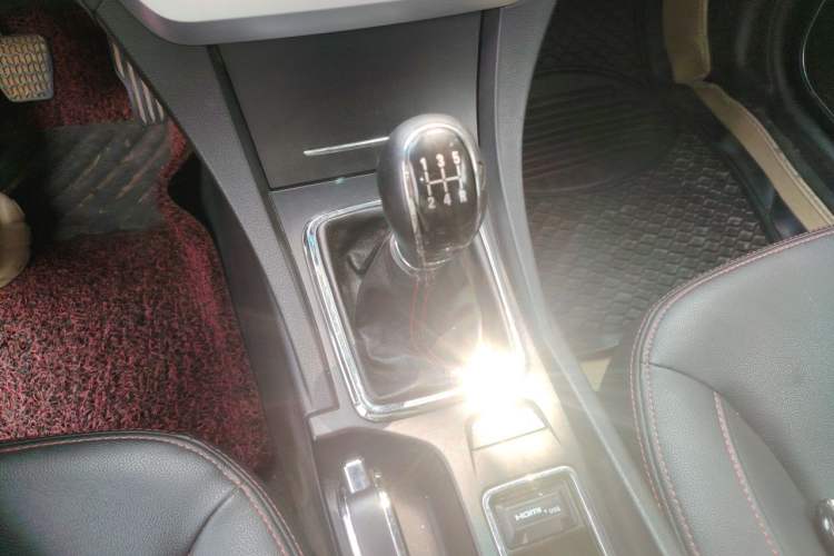 Used Geely Auto Emgrand 2015 Sedan 1.5L Manual - Top Trim Level Gear Lever