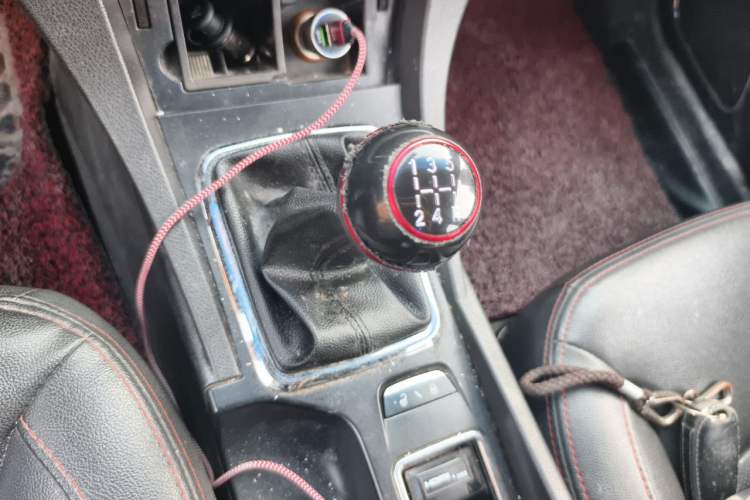 Used Geely Auto Emgrand 2015 Sedan 1.5L Manual - Top Trim Level Gear Lever