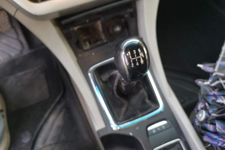Used Geely Auto Emgrand 2015 Sedan 1.5L Manual - Top Trim Level Gear Lever