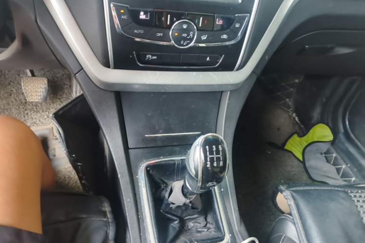 Used Geely Auto Emgrand 2015 Sedan 1.5L Manual - Top Trim Level Gear Lever