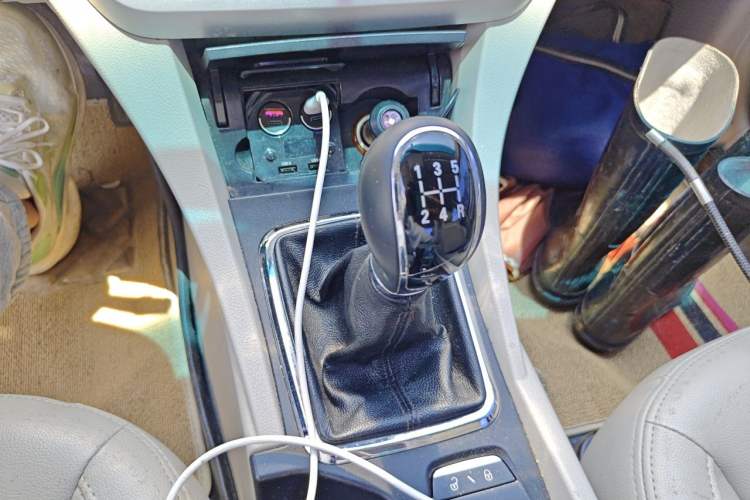 Used Geely Auto Emgrand 2015 Sedan 1.5L Manual - Top Trim Level Gear Lever