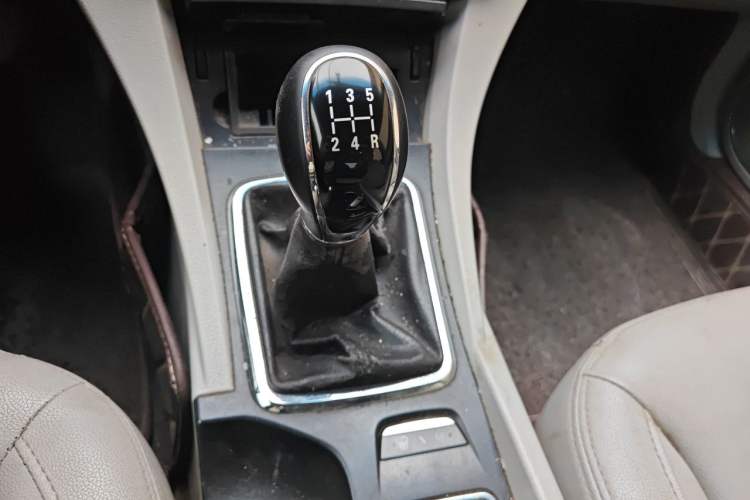 Used Geely Auto Emgrand 2015 Sedan 1.5L Manual - Top Trim Level Gear Lever