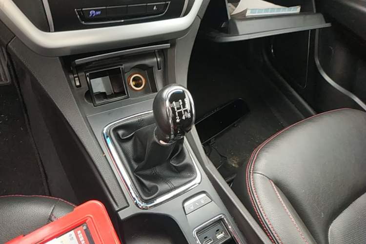 Used Geely Auto Emgrand 2015 Sedan 1.5L Manual - Top Trim Level Gear Lever