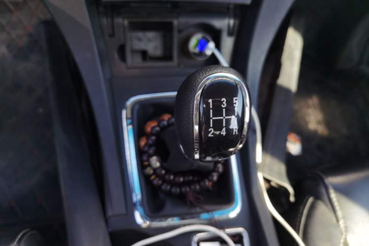 Used Geely Auto Emgrand 2015 Sedan 1.5L Manual - Top Trim Level Gear Lever