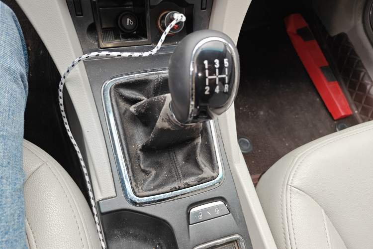 Used Geely Auto Emgrand 2015 Sedan 1.5L Manual - Top Trim Level Gear Lever
