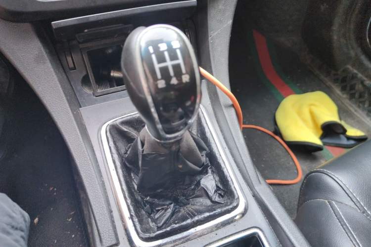 Used Geely Auto Emgrand 2015 Sedan 1.5L Manual - Top Trim Level Gear Lever