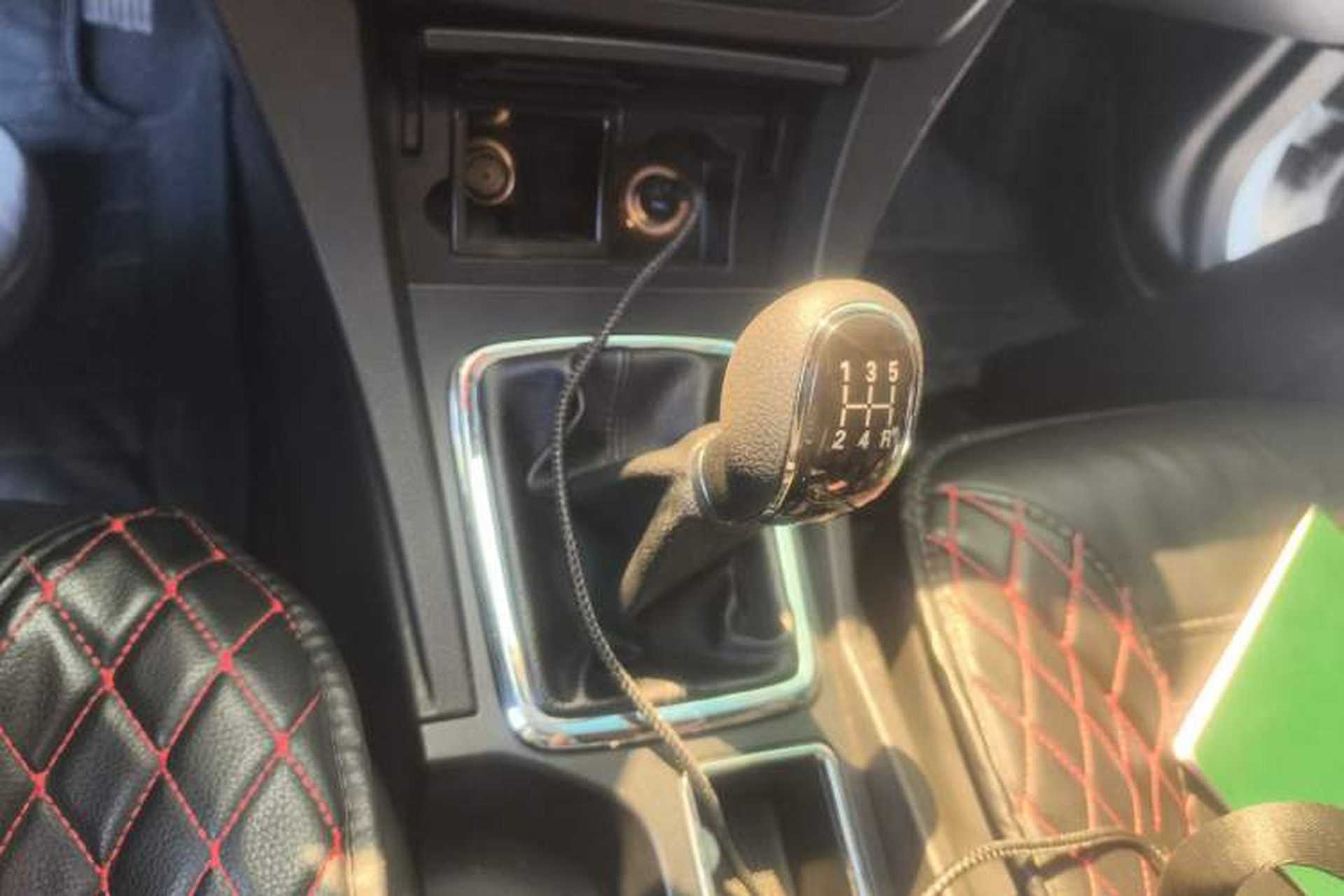 Used Geely Auto Emgrand 2015 Sedan 1.5L Manual - Top Trim Level Gear Lever