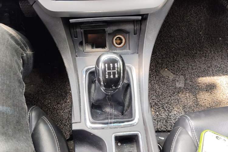 Used Geely Auto Emgrand 2015 Sedan 1.5L Manual - Top Trim Level Gear Lever