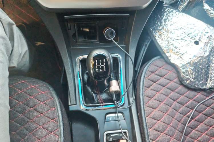 Used Geely Auto Emgrand 2015 Sedan 1.5L Manual - Top Trim Level Gear Lever