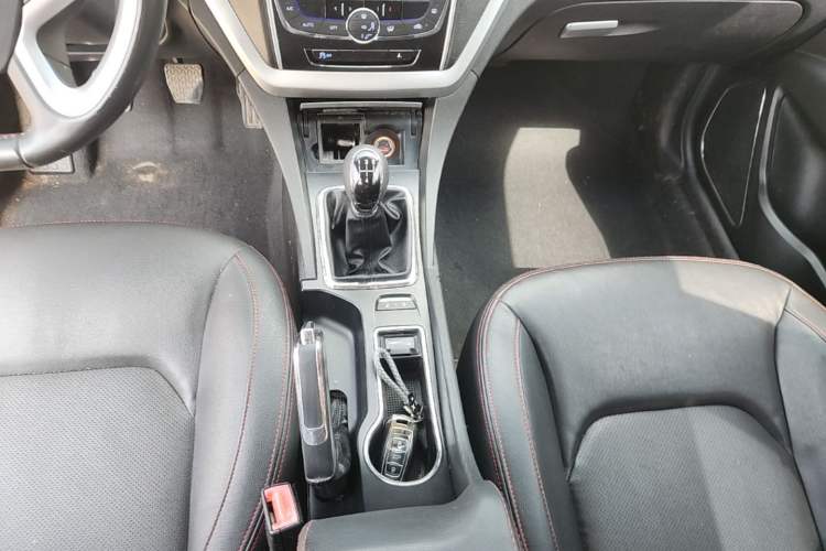 Used Geely Auto Emgrand 2015 Sedan 1.5L Manual - Top Trim Level Gear Lever