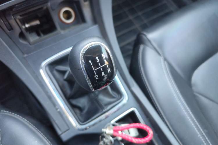 Used Geely Auto Emgrand 2015 Sedan 1.5L Manual - Top Trim Level Gear Lever
