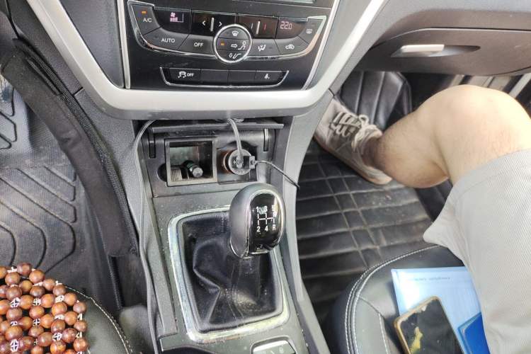 Used Geely Auto Emgrand 2015 Hatchback RS 1.5L Manual - Top Trim Level Gear Lever
