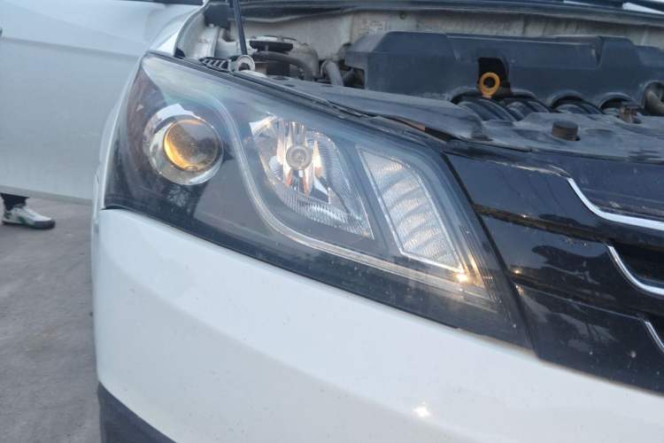 Used Geely Auto Emgrand 2015 Hatchback RS 1.5L Manual - Top Trim Level Right Front Headlight