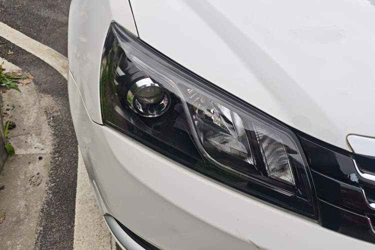 Used Geely Auto Emgrand 2015 Sedan 1.5L CVT Upward Version Right Front Headlight