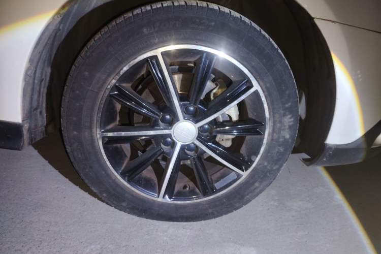 Used Geely Auto Emgrand 2015 Hatchback RS 1.5L Manual - Top Trim Level Right Front Wheel Hub