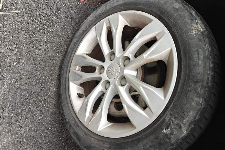 Used Geely Auto Emgrand 2015 Sedan 1.5L Manual - Top Trim Level Right Front Wheel Hub