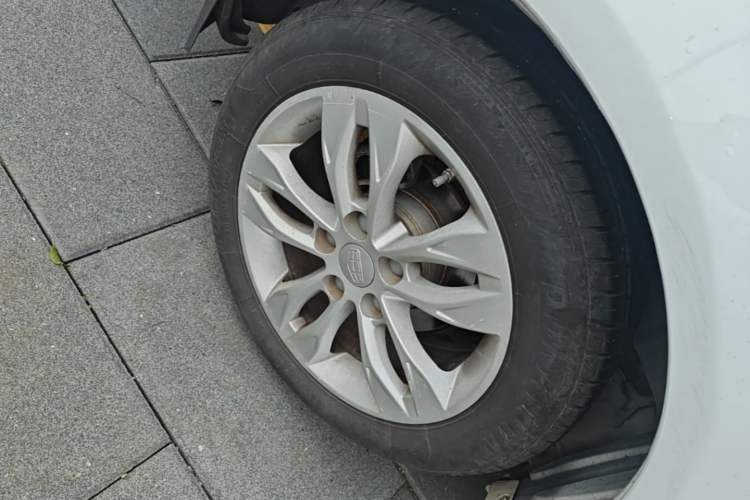 Used Geely Auto Emgrand 2015 Sedan 1.5L Manual - Top Trim Level Right Rear Wheel Hub