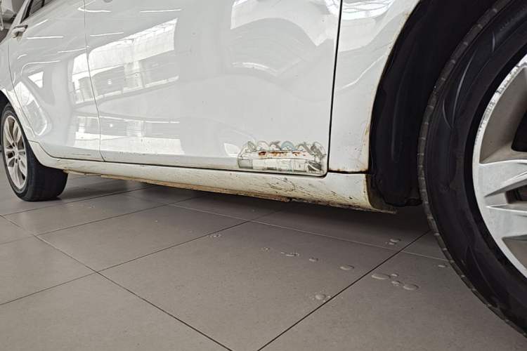 Used Geely Auto Emgrand 2015 Sedan 1.5L Manual - Top Trim Level Right Side Sill