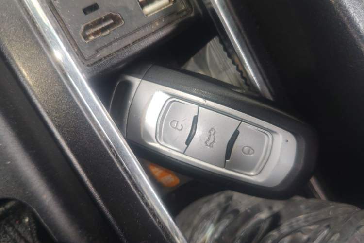 Used Geely Auto Emgrand 2015 Sedan 1.5L CVT Upward Version Vehicle Key