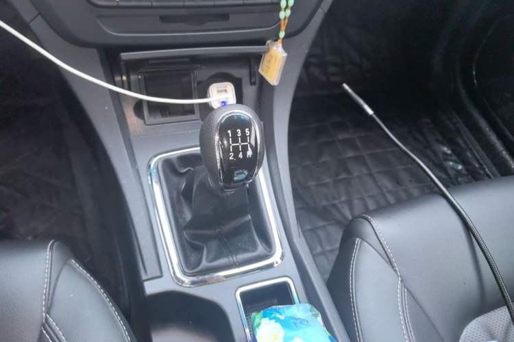 Used Geely Auto Emgrand 2015 Sedan 1.5L Manual - Top Trim Level Gear Lever