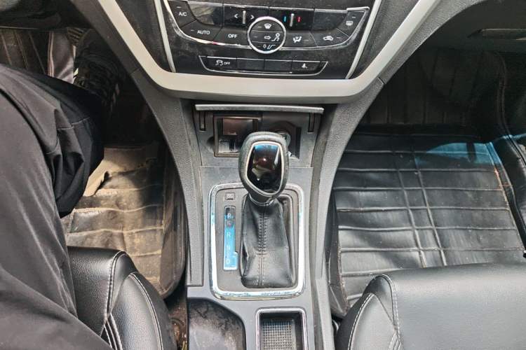 Used Geely Auto Emgrand 2016 Sedan 1.5L CVT Upward Version Gear Lever