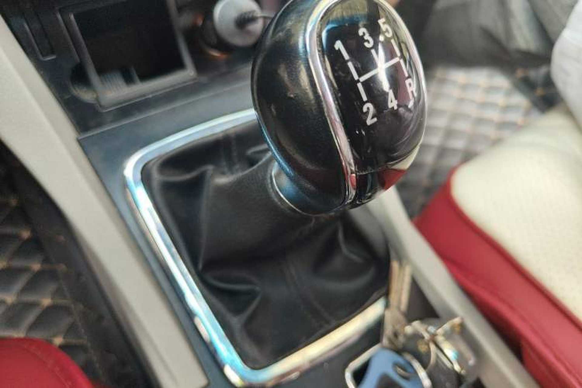 Used Geely Auto Emgrand 2016 Sedan 1.5L Manual Luxury Model Gear Lever