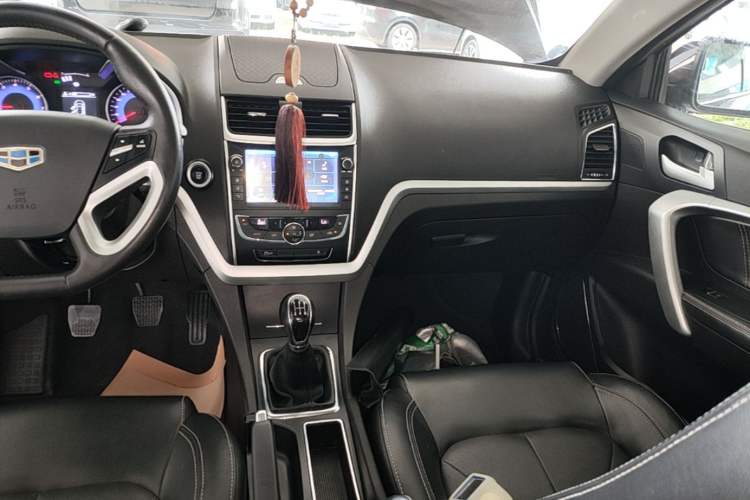 Used Geely Auto Emgrand 2016 Sedan 1.5L Manual Upward Edition Audio And AC Panel