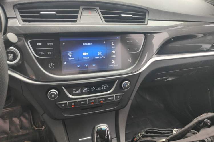 Used Geely Auto Emgrand 2016 Sedan 1.5L CVT Upward Version Audio And AC Panel
