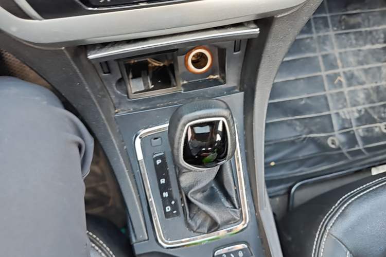 Used Geely Auto Emgrand 2016 Hatchback RS 1.5L CVT Upward Edition Gear Lever