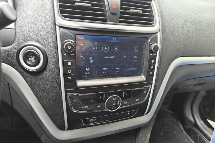 Used Geely Auto Emgrand 2016 Sedan 1.5L Manual Upward Edition Audio And AC Panel