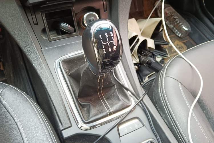 Used Geely Auto Emgrand 2016 Hatchback RS 1.5L Manual - Upward Edition Gear Lever