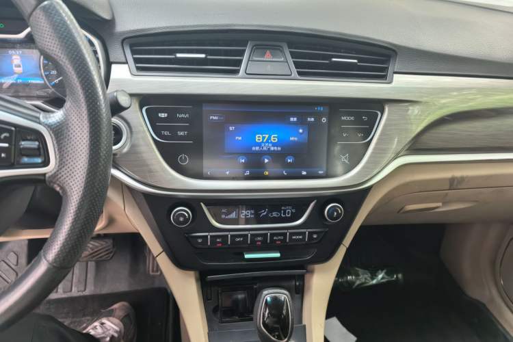 Used Geely Auto Emgrand 2016 Sedan 1.5L CVT Luxury Model Audio And AC Panel