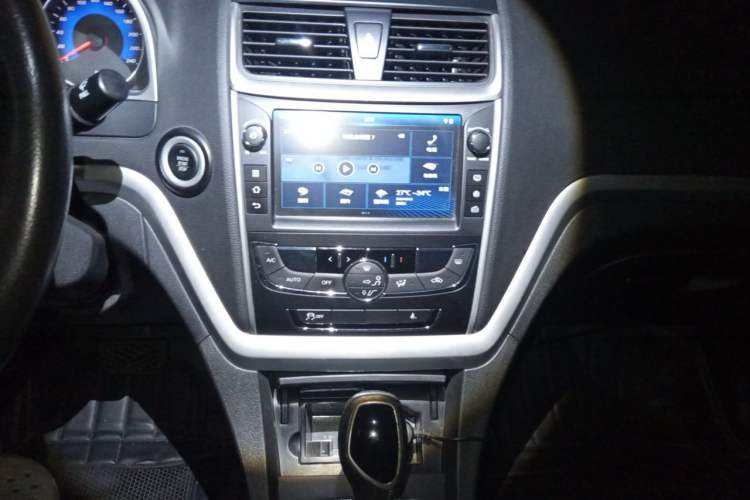 Used Geely Auto Emgrand 2016 Sedan 1.5L CVT Upward Version Audio And AC Panel