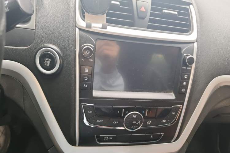 Used Geely Auto Emgrand 2016 Sedan 1.5L CVT Upward Version Audio And AC Panel